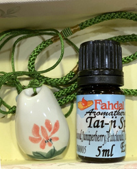 芳香戴著走~好磁場套組~太極Spa複方精油 5ml + 新款半月手工製陶項鍊一條, 特價 1580